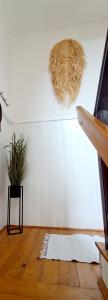 a room with a white wall and a chandelier at Dignano in Vodnjan