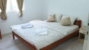 a bedroom with a bed with two towels on it at Vila Tamara 2024 in Žabljak