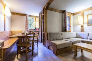 un salon avec un canapé et une table dans l'établissement Le Chalet De Montchavin - Bel appartement proche du centre MAE-4354, à La Plagne Tarentaise