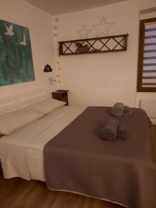 a bedroom with a bed with two towels on it at Oselyn Holiday Flat in Bucine +10 photos