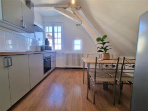 a kitchen and dining room with a table and chairs at Le Jeanne d'Arc in Chinon