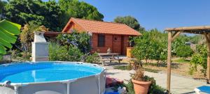 SoroniVilla Soroni的房屋前设有带热水浴池的花园