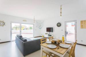 una sala de estar con un sofá y una mesa en Lovely & New BEACH APARTMENT, en Atouguia da Baleia