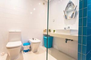 un baño con inodoro y lavabo en Lovely & New BEACH APARTMENT, en Atouguia da Baleia 18 fotos más