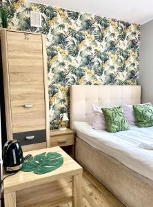a room with a bed and a table with a bed sidx sidx sidx at Doba Rent POKOJE CENTRUM PAŁACOWA in Białystok
