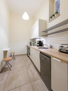 Imagen de la galería de 5 Bedroom Family Apartment, en Cracovia