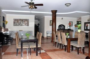 une salle à manger avec une table et des chaises dans l'établissement Orchid Boutique Beach Resort, à Phan Thiết