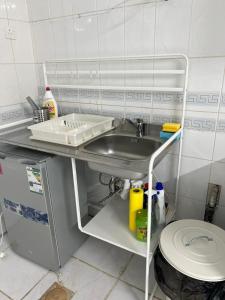 ein Badezimmer mit Waschbecken und Toilette in der Unterkunft Al Salehiyah 2 in Medina