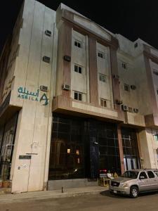 ein Gebäude mit einem davor geparkten Auto in der Unterkunft Al Salehiyah 2 in Medina + 19 Fotos