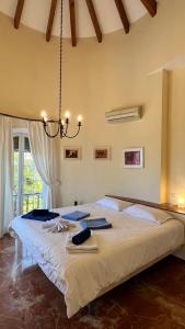 duże białe łóżko w sypialni z żyrandolem w obiekcie Casa Alexandra w mieście La Cala de Mijas +37 zdjęć