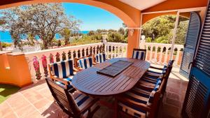 drewniany stół i krzesła na balkonie w obiekcie Casa Alexandra w mieście La Cala de Mijas