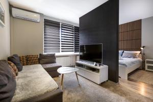 Televízia a/alebo spoločenská miestnosť v ubytovaní Studio Apartment Baltazar Zagreb centre