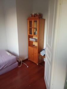 1 dormitorio con armario y cama. en Zimmer in eine whg in 63 rue des abeilles, en Mulhouse