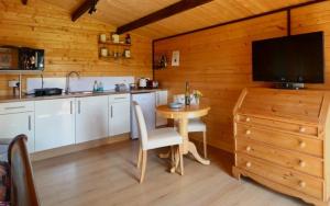 Dapur atau dapur kecil di Country Bumpkin - Romantic Couples stay in Oakhill Cabin