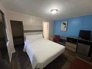 Ένα ή περισσότερα κρεβάτια σε δωμάτιο στο Turbeville Inn & Suites-I95