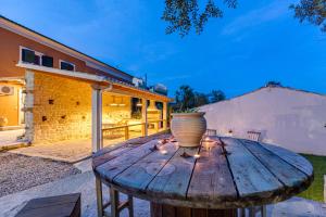 Το κτήριο όπου στεγάζεται  η παραθεριστική κατοικία