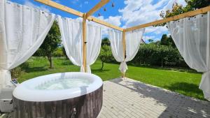 bañera en el medio de un patio en Apartmány Podzámčí, en Lednice