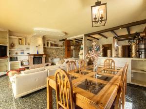 Una sala de estar con una mesa y sillas de madera. en almacanarias.rural, en La Esperanza