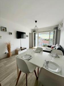 Televízia a/alebo spoločenská miestnosť v ubytovaní Appartement centre ville 4 personnes à Palavas les flots