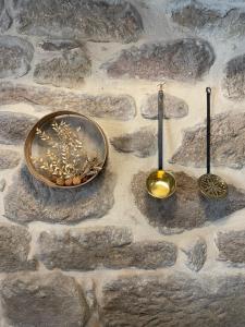 Una pared de piedra con dos velas de latón sobre ella. en Casa Anduriña, en Ourense 31 fotos más