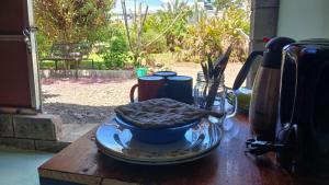 un tavolo con una ciotola di biscotti su un piatto di Árbol de mayo a Jiménez