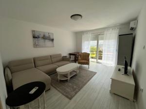 a living room with a couch and a table at Apartman Morska Zvezda in Topla