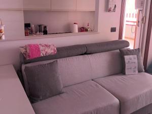 Una sala de estar con un sofá con almohadas. en CATA HOUSE, en Martinsicuro 1 foto más