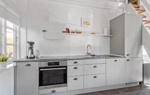 Kuchyň nebo kuchyňský kout v ubytování 1 Bedroom Cozy Apartment In Svendborg + 8 fotografií