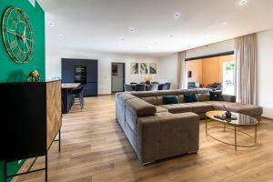 a living room with a couch and a table at Superbe villa, piscine chauffée, jacuzzi in Lecci