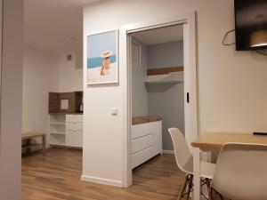 a dining room with a table and a door to a kitchen at Morski Apartament 50 m od plaży ApartPark in Świnoujście +16 photos