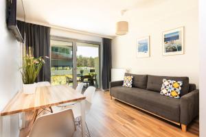 a living room with a couch and a table at Morski Apartament 50 m od plaży ApartPark in Świnoujście
