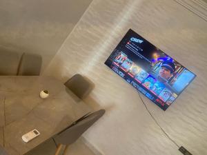 a table and chairs with a video game sign on the wall at طريق صفرو in Fez