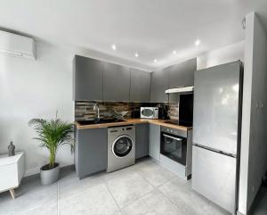 Kuchyňa alebo kuchynka v ubytovaní Appartement 4 personnes, Piscine, Parking à Palavas les flots