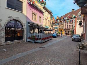 une rue dans une ville avec des bâtiments et des voitures dans l'établissement Studio de Tokyo, à Montbéliard