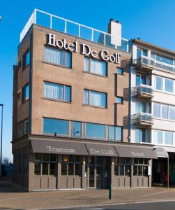 un panneau d'hôtel à cct à l'avant d'un bâtiment dans l'établissement Hotel De Golf, à Bredene