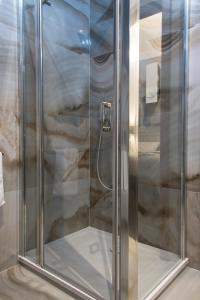 una ducha con puerta de cristal en una habitación en Hotel Retro B.A. Zientarski, en Zielona Góra