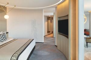 Paragraph Freedom Square, a Luxury Collection Hotel, Tbilisi客房内的一张或多张床位