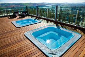 ein Whirlpool auf einer Terrasse mit Aussicht in der Unterkunft Breaking Business Hotel in Mosciano SantʼAngelo