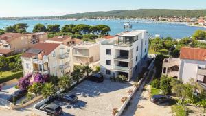 een luchtzicht op een gebouw met uitzicht op het water bij La Vista Azure by Belmont Realty in Sukošan