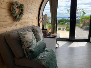 Posezení v ubytování Seaview Glamping Cabin Inishowen