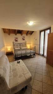 Postel nebo postele na pokoji v ubytování Cinque Abeti Agrialloggio Mountain Lake Iseo Hospitality