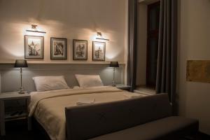 ジェロナ・グラにあるHotel Retro B.A. Zientarskiのベッドルーム1室(壁に3枚の写真が飾られたベッド1台付)