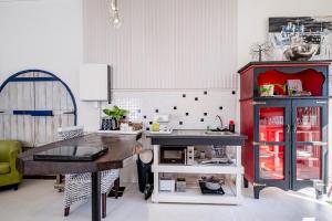 una cucina con un tavolo e un piano di lavoro di Studio47 a Despatch