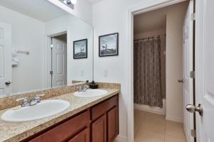 a bathroom with two sinks and a large mirror at Sruthan Kerith in Davenport +13 photos