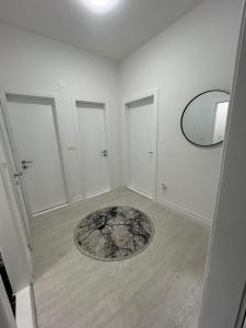 una habitación con 3 puertas y una alfombra en el suelo en Central Mostar, en Mostar 6 fotos más