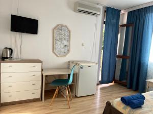 A television and/or entertainment centre at Paunovi Guest House