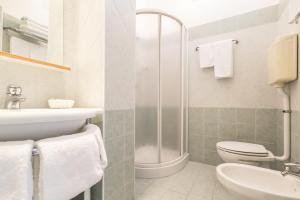 Koupelna v ubytování Hotel leonardo + 28 fotografií