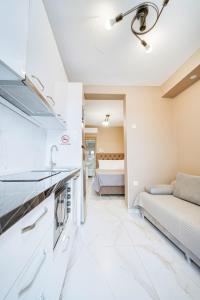 a kitchen and living room with a couch and a bed at Diamond & Pearl Studios in Perea