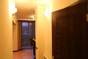 pasillo con puerta a una habitación con ventana en Versace Downtown Yerevan, en Ereván