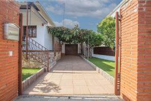 a walkway leading to the front door of a house at Chalet Torredembarra Aire Acondicionado zona muy Tranquila in Torredembarra